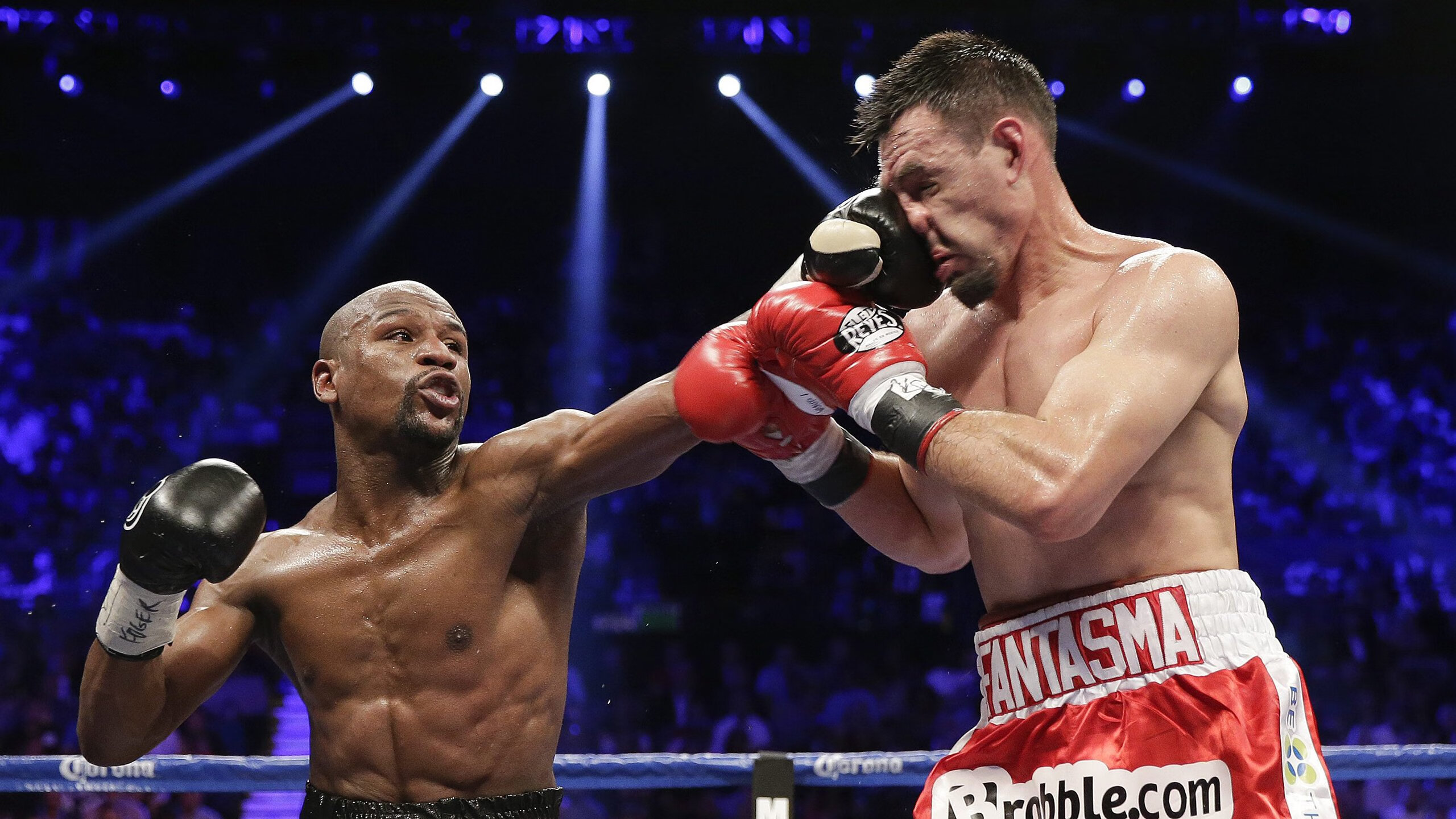 拳击比赛激烈开打 冠军宝座悬念丛生，拳击夺冠